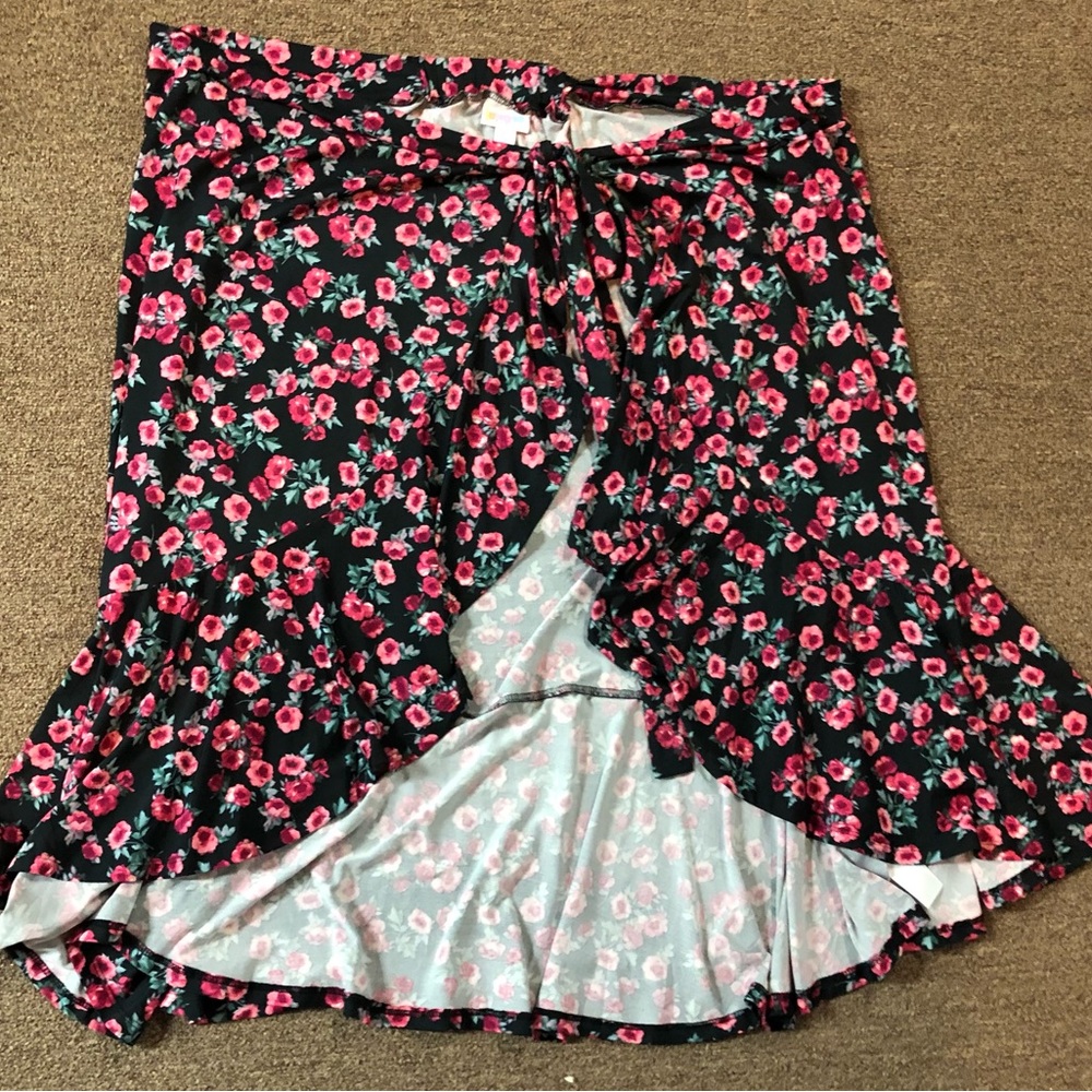 LULAROE All Over ROSES Wrap Skirt  Size XL